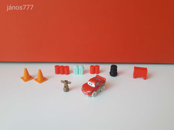 Eredeti Mattel Disney Cars Verdák Mini Racer Villám téli festéssel + kiegészítők fém kisautó !! 4cm