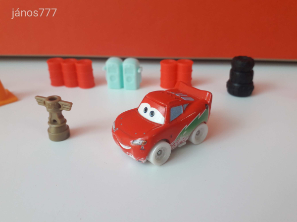 Eredeti Mattel Disney Cars Verdák Mini Racer Villám téli festéssel + kiegészítők fém kisautó !! 4cm