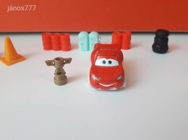 Eredeti Mattel Disney Cars Verdák Mini Racer Villám téli festéssel + kiegészítők fém kisautó !! 4cm