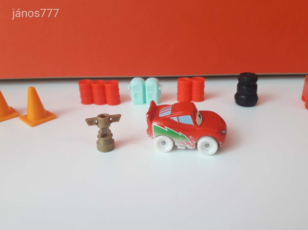 Eredeti Mattel Disney Cars Verdák Mini Racer Villám téli festéssel + kiegészítők fém kisautó !! 4cm