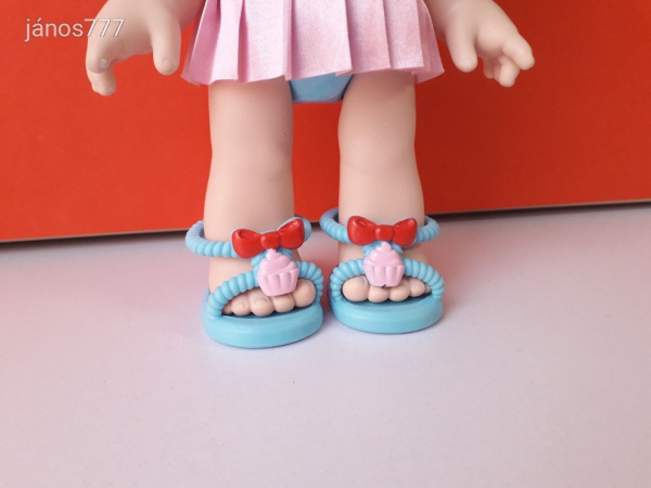 Eredeti Moose KINDI KIDS baba 27 cm-es nagy játékbaba EXTRA !!